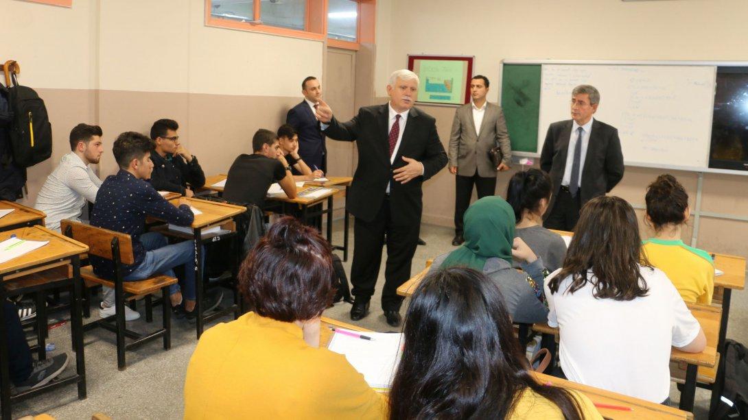 Kabahasanoğlu üniversiteye hazırlık kurslarını ziyaret etti
