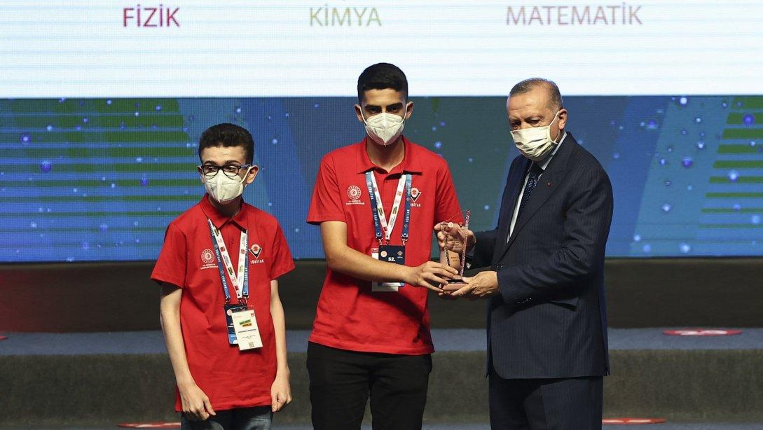 Cumhurbaşkanı Erdoğan Of Fen Lisesi öğrencilerini ödüllendirdi