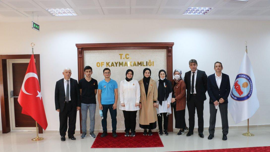 Bayraktar'dan Tıp Fakültesi kazanan öğrencilere cumhuriyet altını