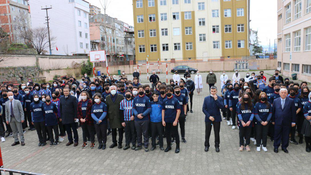 Öğrencilerin Trabzonspor forma sevinci