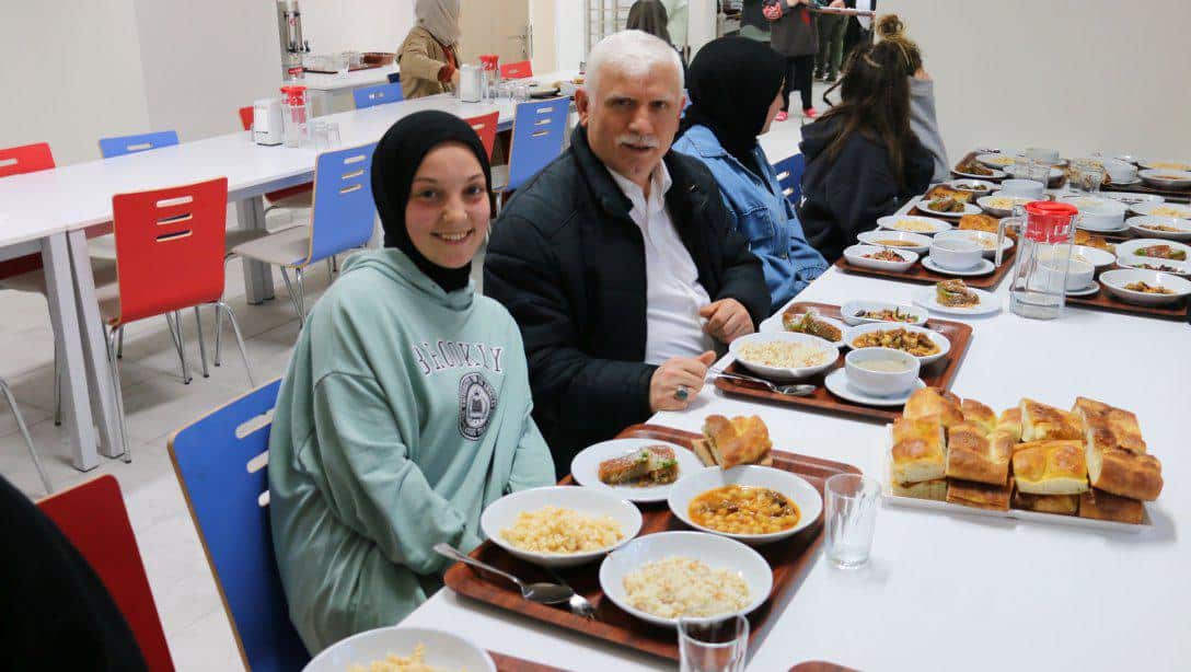 Müdür Kabahasanoğlu Sağlık Meslek Lisesi öğrencileriyle iftar yaptı