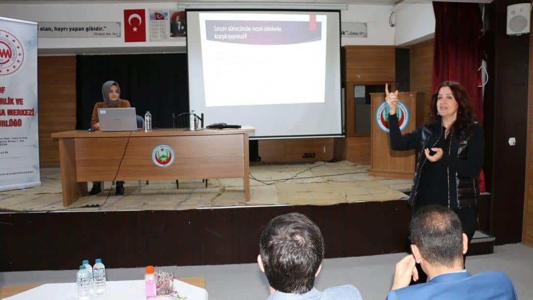 Of'ta velilere yönelik LGS YKS Sınav sürecinde anne baba olmak konulu konferans