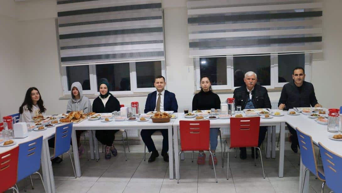 Kaymakam Demirer ve Müdür Kabahasanoğlu Taşhan Sağlık Meslek Lisesi öğrencileriyle iftar açtı