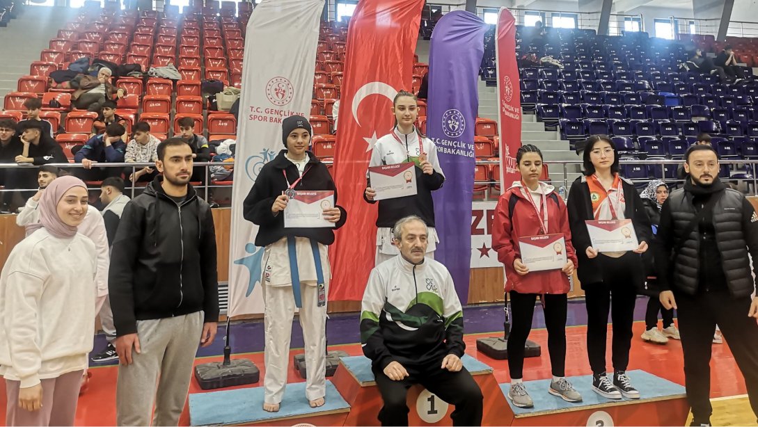 Şehit Necmi Çakır Anadolu Lisesi öğrencileri karatede şampiyon oldu