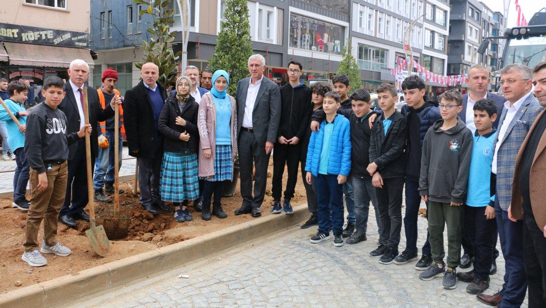 Yenilenen Atatürk Bulvarında öğrenciler Başkan Saarıalioğlu ile fidan dikti