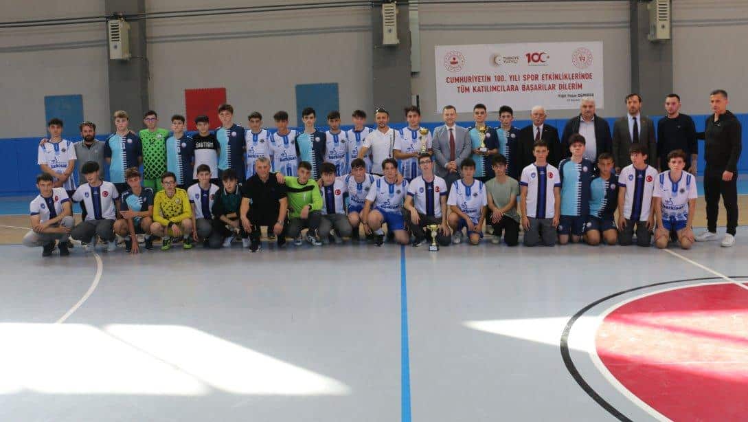 Liseler arası Futsal Turnuvasında Şampiyon Şehit Necmi Çakır Anadolu Lisesi oldu