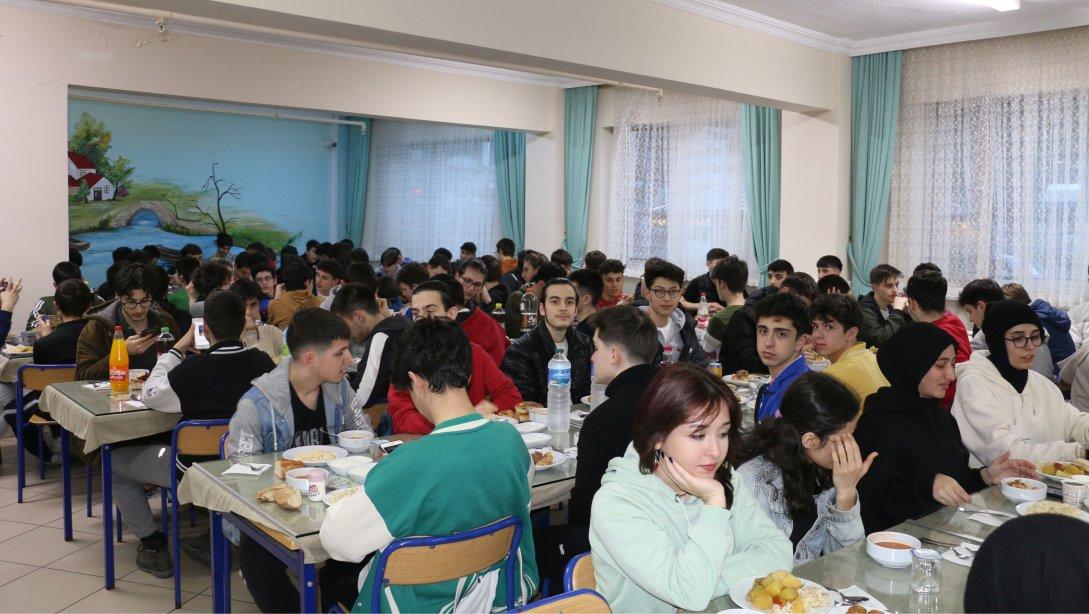 Kaymakam Demirer ve Başkan Sarıalioğlu Of Fen Lisesi öğrencileriyle iftarlarını açtı