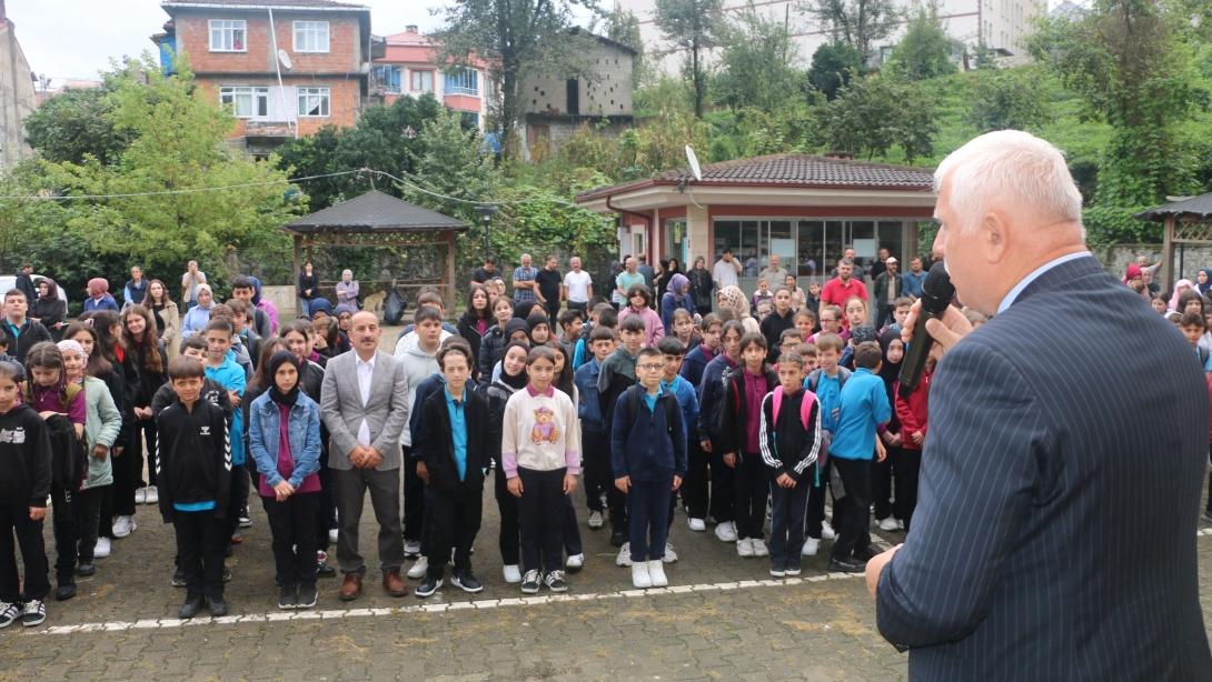  Milli Eğitim Müdürü Kabahasanoğlu eğitim-öğretim yılının açılışını Fatih Sultan Mehmet Ortaokulunda yaptı