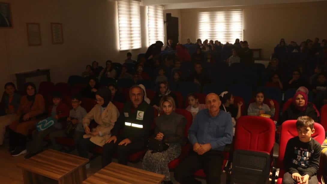 Of'ta 28 Şubat İlkokulunda öğrenciler aileleri ile sinema keyfi yaşadı