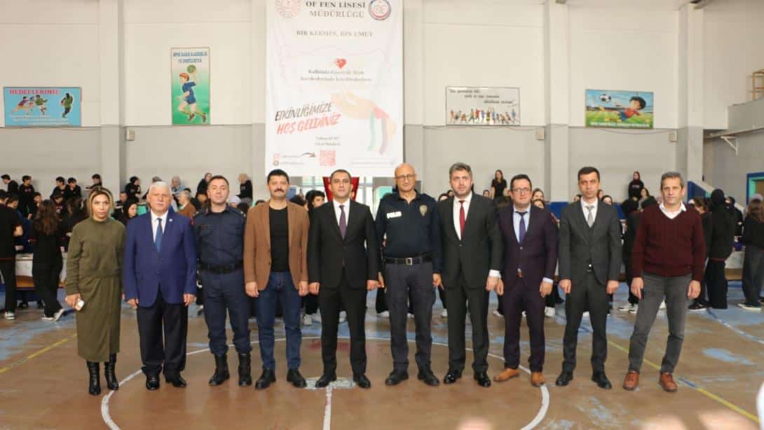 Kaymakam Eşref Akça Of Fen Lisesinde düzenlenen  Gazze için yardım kermesine katıldı